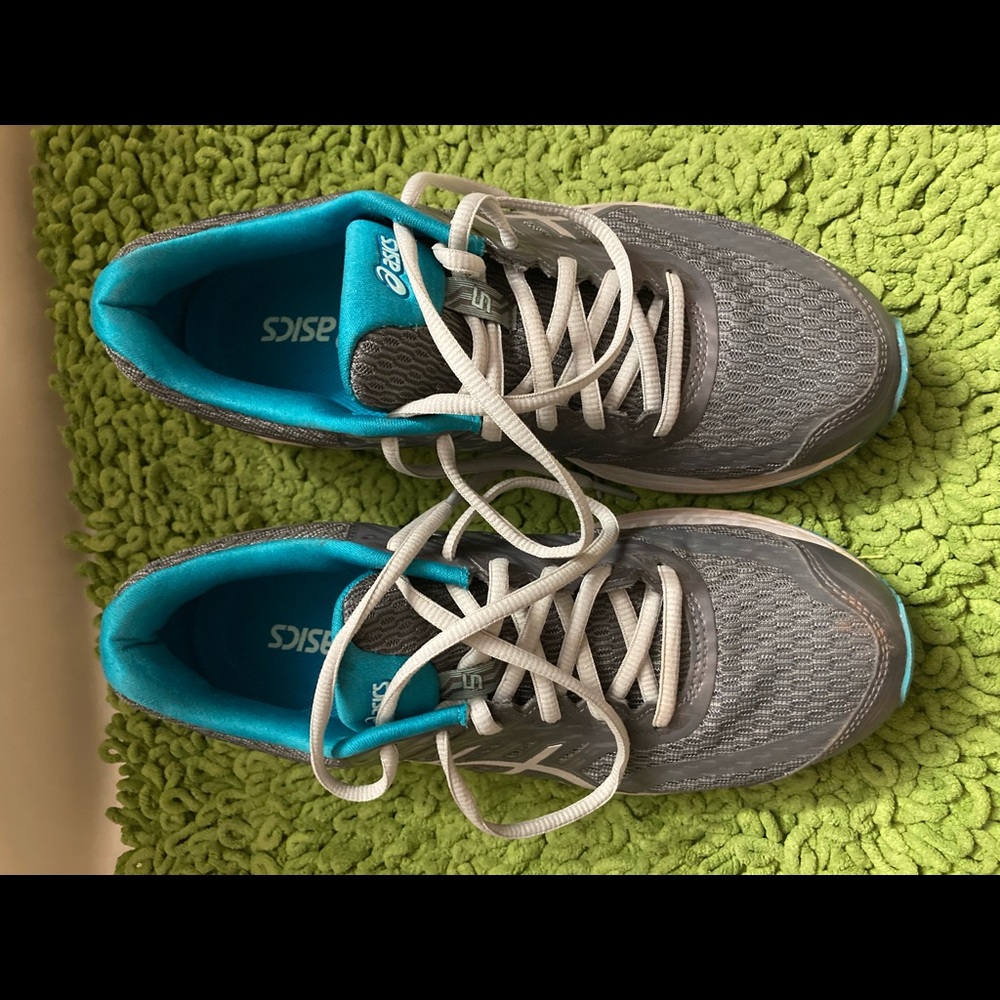 Like new Asic tennis shoe!Teal or turquoise gray.